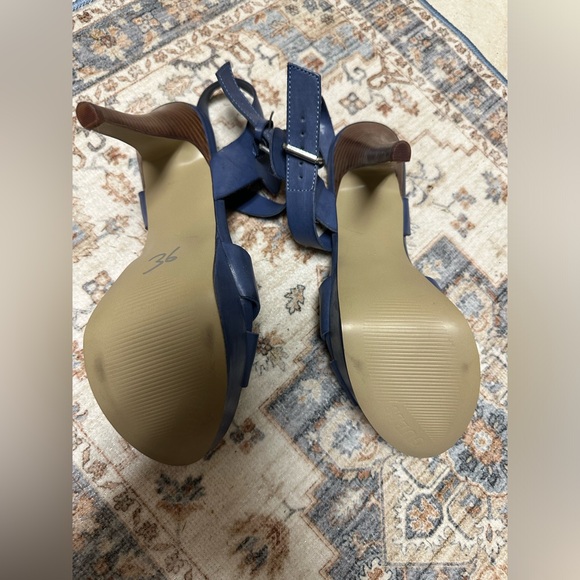 Denim blue and bamboo GUESS heels - BNWOT - Picture 5 of 5